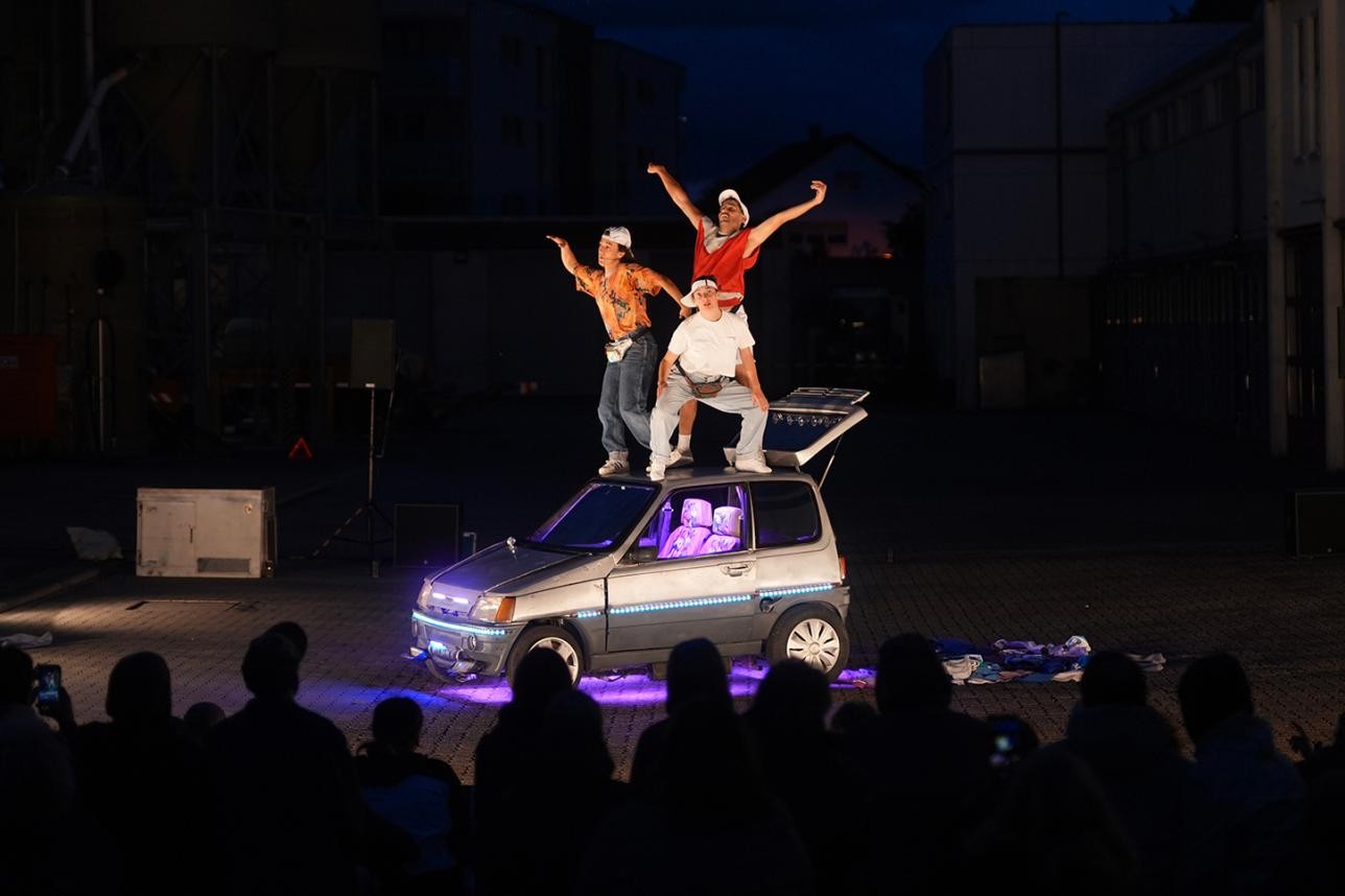 Straßenkunst vom Feinsten: Das tête-à-tête 2026 zog auch in diesem Jahr wieder zehntausende Besucherinnen und Besucher an. Fotos: Jakob Sax Künstler auf einem Auto