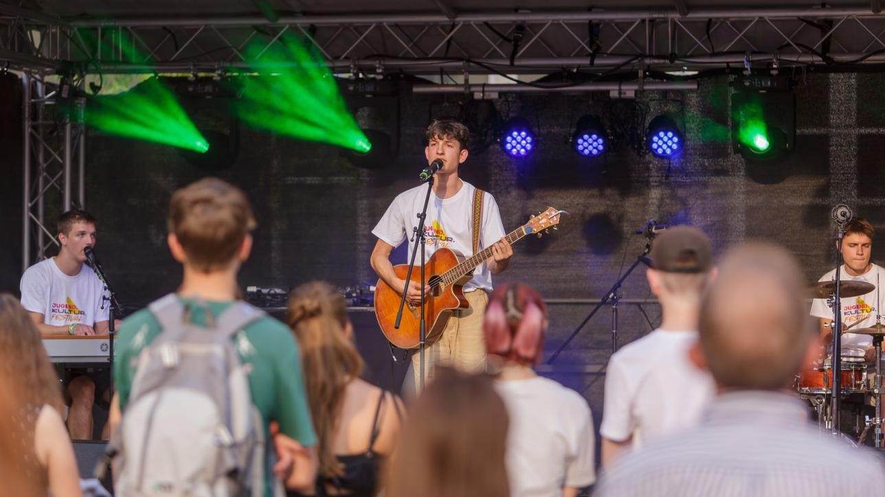 Am Festivalsamstag gehört die Bühne den jungen Künstlerinnen und Künstlern der Region. Archivfoto: PaulNeedham Mann auf der Bühne