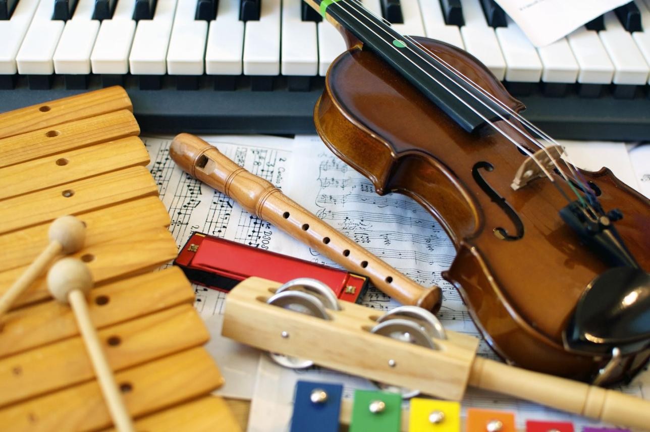 Die Städtische Musikschule Rastatt bietet auch im neuen Schuljahr 2026/27 wieder Kurse zur musikalischen Bildung für die Jüngsten an. Foto: Fotolia Verschiedene Instrumente