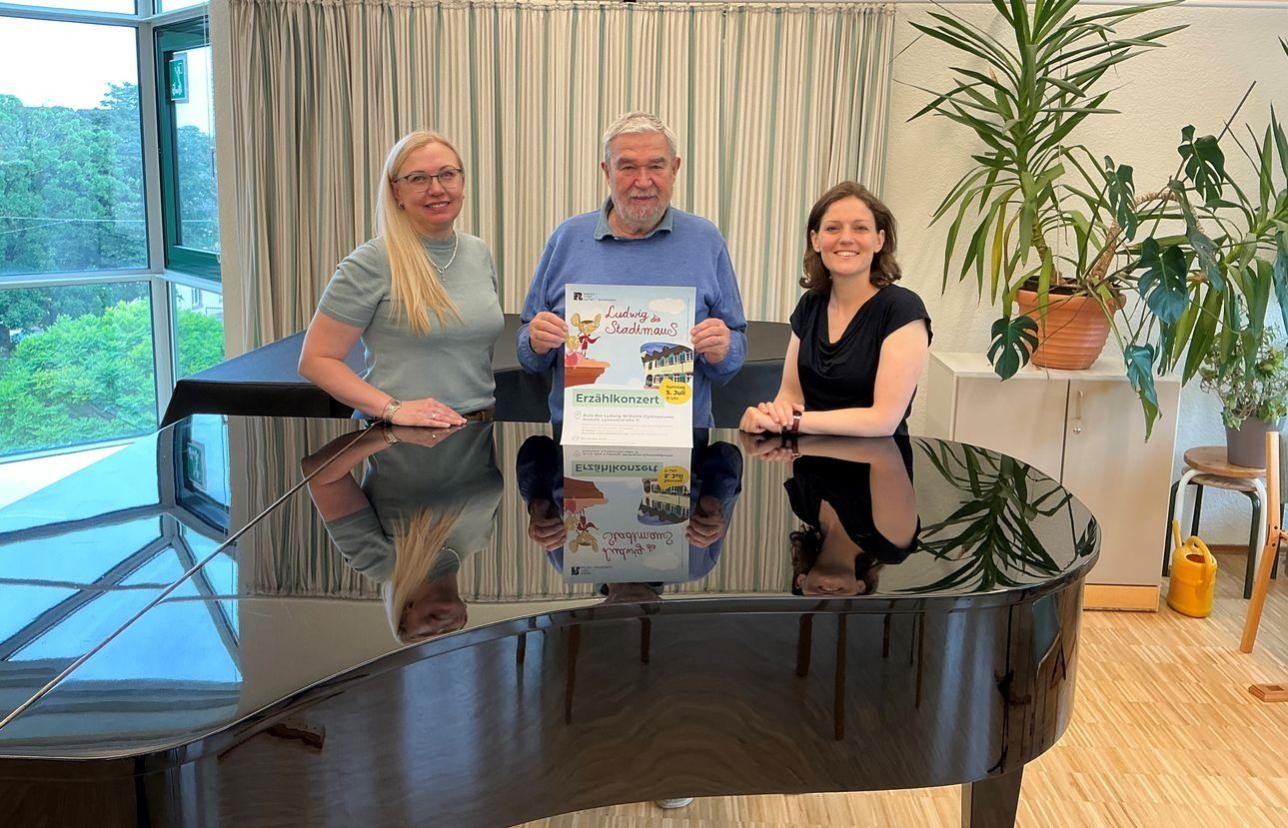 Am Sonntag, 5. Juli, laden Musikschule und Hans Peter Faller zu einem Erzählkonzert ein. Foto: Stadt Rastatt/Markus Bruschke drei Menschen stehen bei Klavier