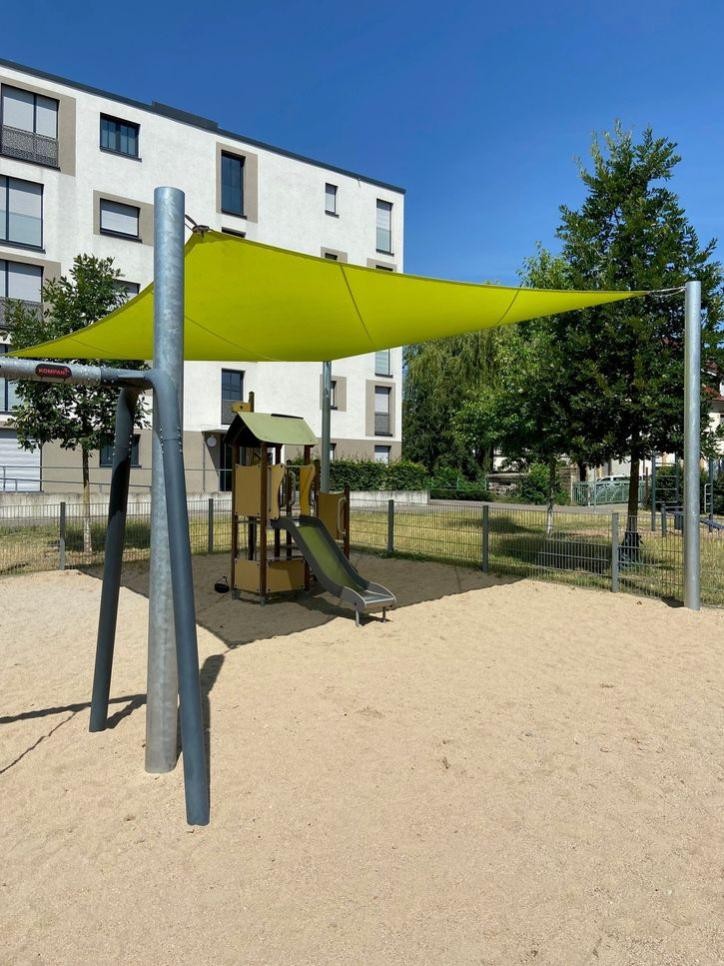 Das neue Sonnensegel auf dem Joffre-Kleinkinderspielplatz steht und sorgt bei der aktuellen Hitzewelle für ein angenehmes Spielvergnügen. Foto: Daniel Ballin / Stadt Rastatt. Sonnensegel auf dem Joffre-Kleinkinderspielplatz