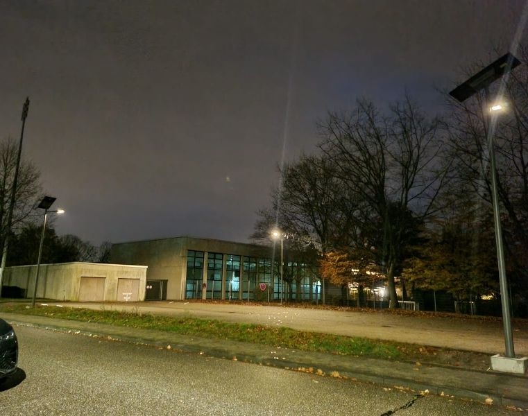 Solarleuchten auf Parkplatz bei Dunkelheit