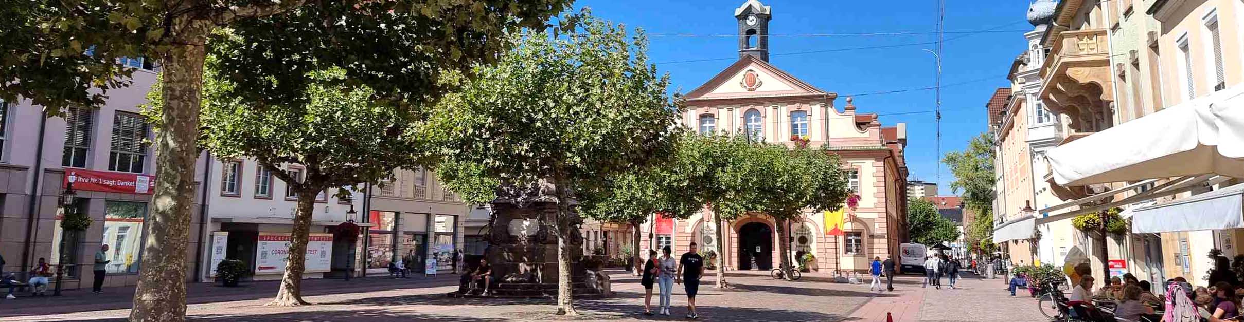 Marktplatz mit Historischem Rathaus in Rastatt. Foto: Stadt Rastatt/Isabelle Joyon Historisches Rathaus am Marktplatz in Rastatt