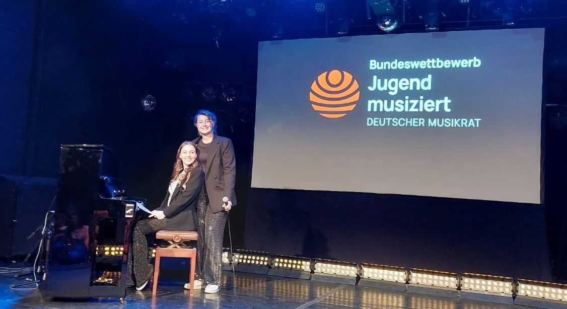 zwei Schülerinnen der Musikschule Rastatt auf der Bühne
