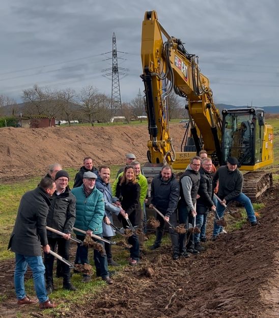 Oberbürgermeisterin Monika Müller, Bürgermeister Raphael Knoth und Ortsvorsteher Thorsten Ackermann, gemeinsam mit Stadt- und Ortschaftsräten beim Spatenstich in Rauental. Foto: Stadt Rastatt/ Caroline Lang Oberbürgermeisterin Monika Müller, Bürgermeister Raphael Knoth und Ortsvorsteher Thorsten Ackermann, gemeinsam mit Stadt- und Ortschaftsräten beim Spatenstich in Rauental.