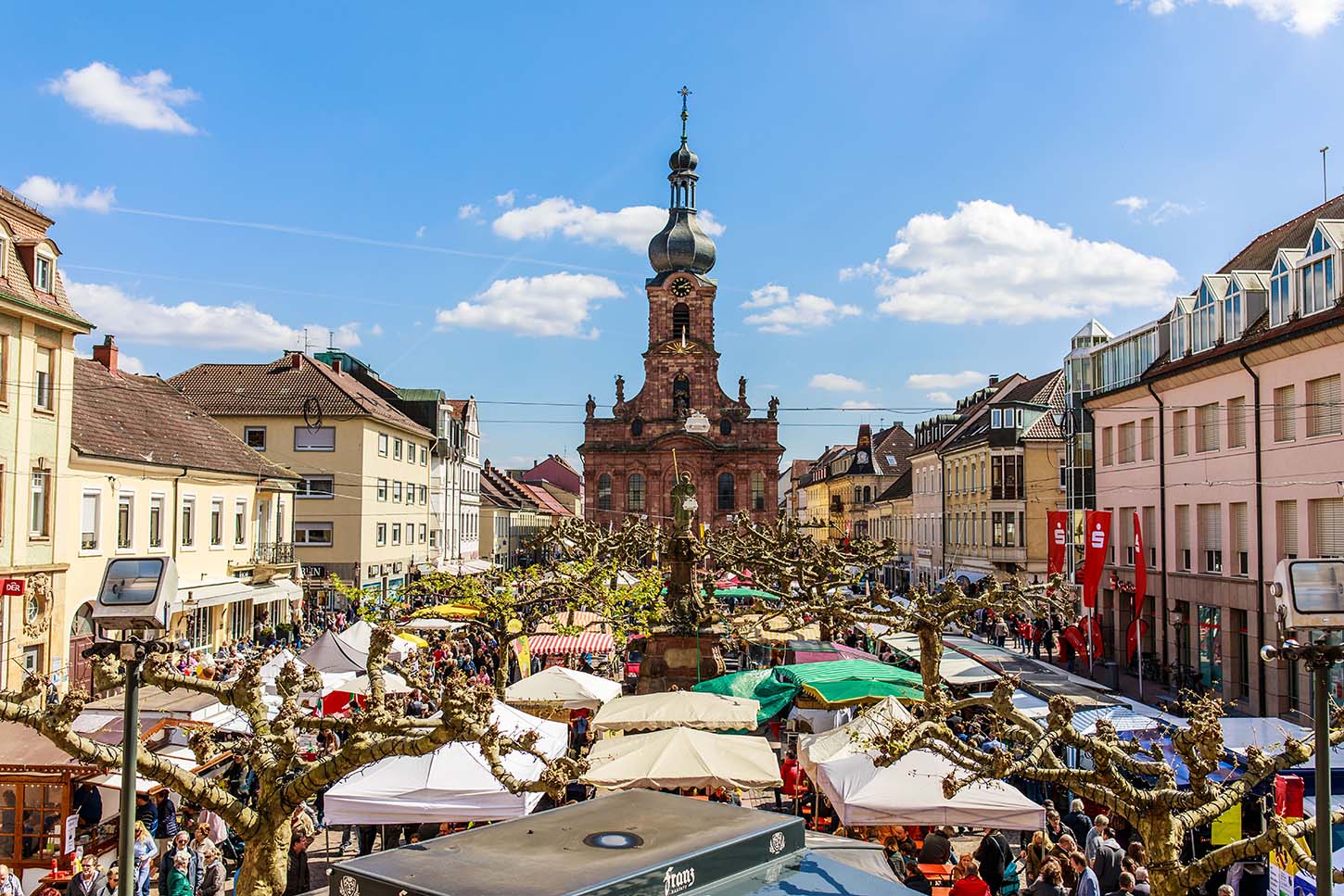 Stände beim verkaufsoffenen Sonntag in Rastatt auf dem Marktplatz beim Frühlingsmarkt